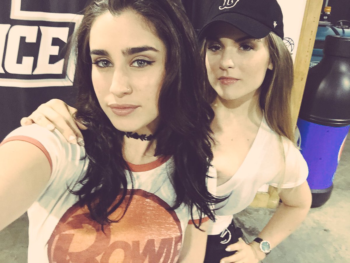2 the sweet girl from meet&greet who said a pic of L & I was all she wanted for her birthday... @LaurenJauregui ???????? https://t.co/Jg6LdoG3BA