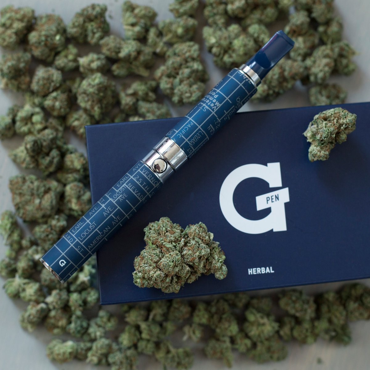 #puffpuffpasstuesdays what u smokn on ?? OG snoop @gpen ground material ✨ ???? get it now https://t.co/RvQoImZ8uO https://t.co/dUEmr1Cnpe