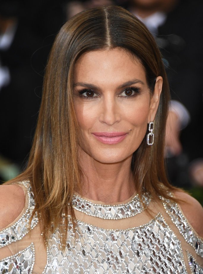 RT @InStyle: .@CindyCrawford's 'Gram with her look-alike mom, sisters, and daughter is totally gorgeous: https://t.co/FfBy9lPlgW https://t.…