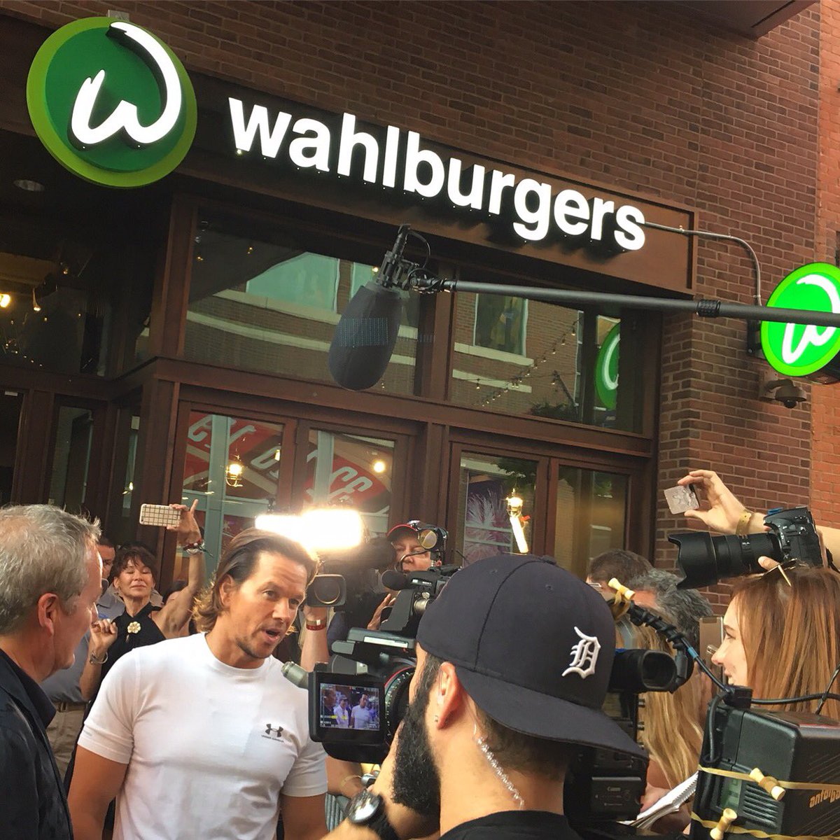 Had a great time last night at the new @WahlDetroit in #Greektown . Thanks to everyone who came out to say hello! ???????? https://t.co/otO49qF0GK