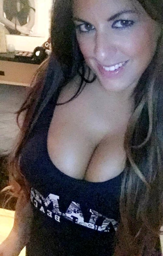 RT @mickaelgui62800: La #ravissante @ClaudiaRomani sur #snapchat https://t.co/YtSZlBw5c9