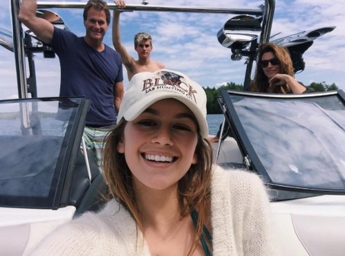 RT @VogueParis: The Crawford-Gerber family vacation that redefined squad goals. 
@CindyCrawford
https://t.co/u3iuoe97dt https://t.co/K1FypX…