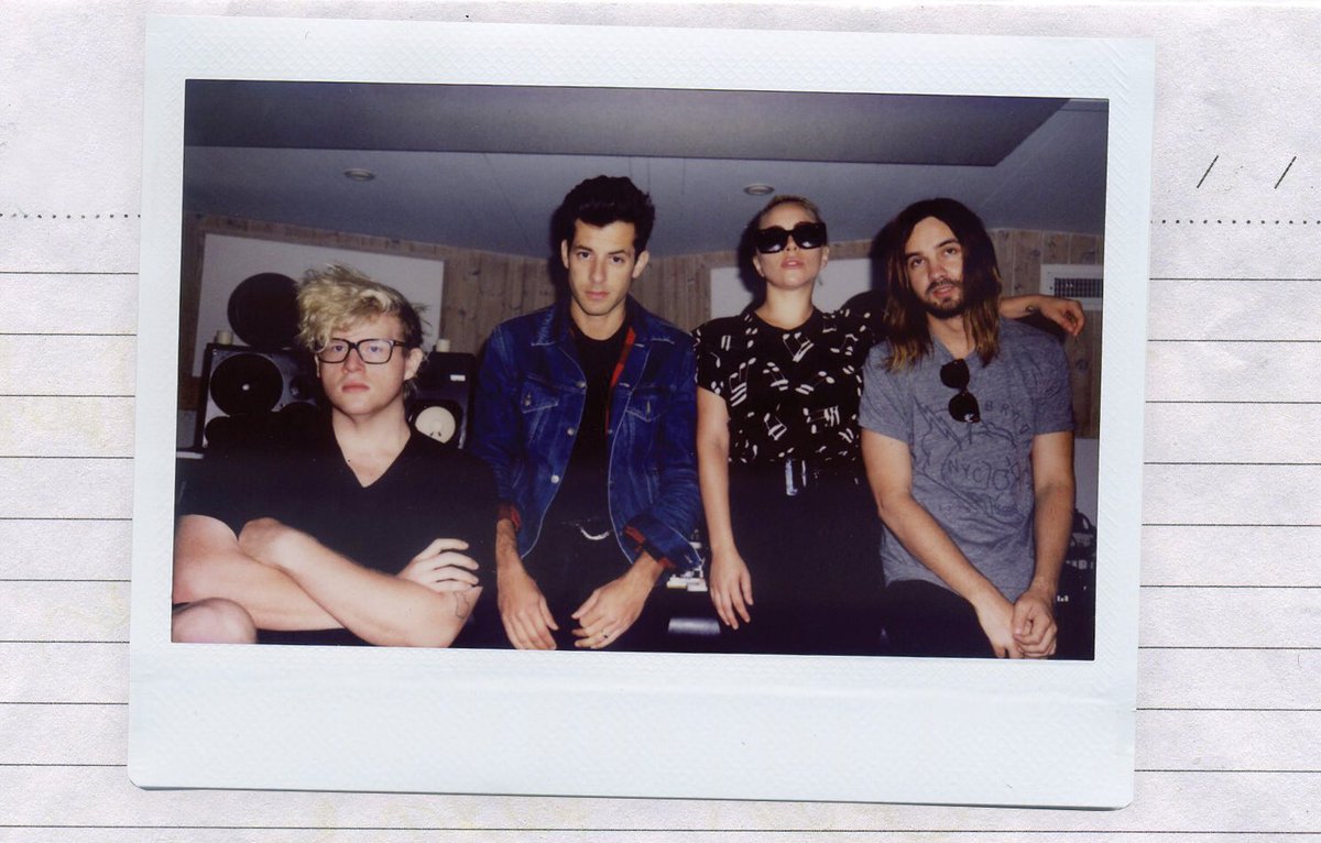 We made a #PERFECTILLUSION @markronson @tameimpala @bloodpop https://t.co/lF8KRJQWRG