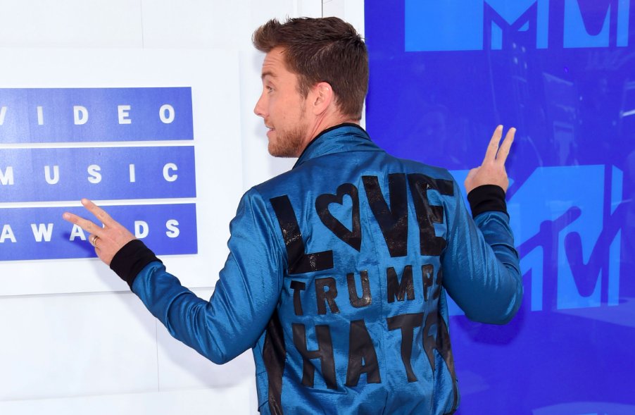 RT @fusetv: .@LanceBass makes a statement on the #VMAs red carpet. See all the best looks: https://t.co/i6qVT51zlS https://t.co/T4J4p7PYBC