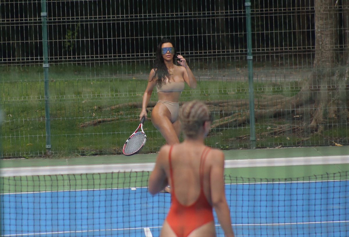 Bikini tennis anyone? ???? https://t.co/PSZKIqG1lV