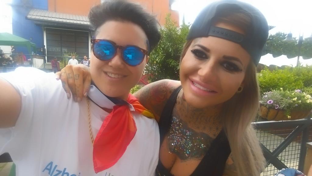 RT @roroizbuff: Just bumped into an old pal @jem_lucy  ????✌???? #ManchesterPride #exonthebeach #lgbt https://t.co/YVhj6DMo6r