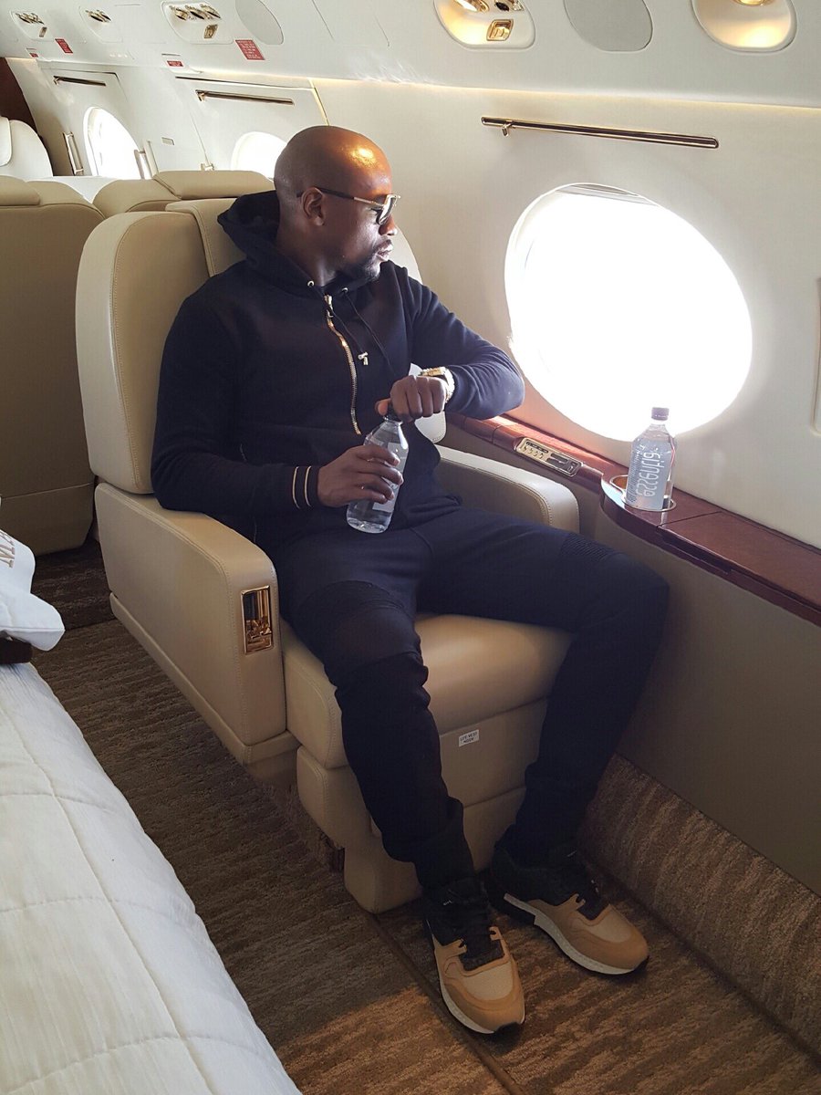 On my private jet, having some private time to myself but please keep that private LOL #AirMayweather https://t.co/via2yyAlDx