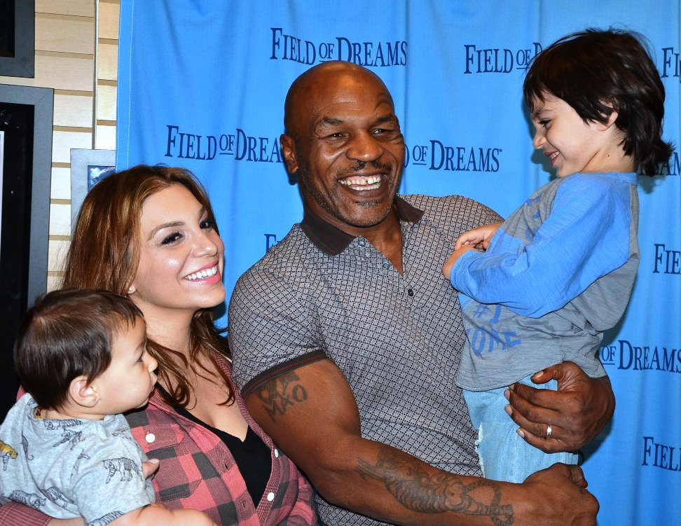 Meet Mike TODAY and get his autograph in #LasVegas @FODCaesars & @FODVenetian! Info: https://t.co/5Nk70OJ86s https://t.co/RqKp68C5XY