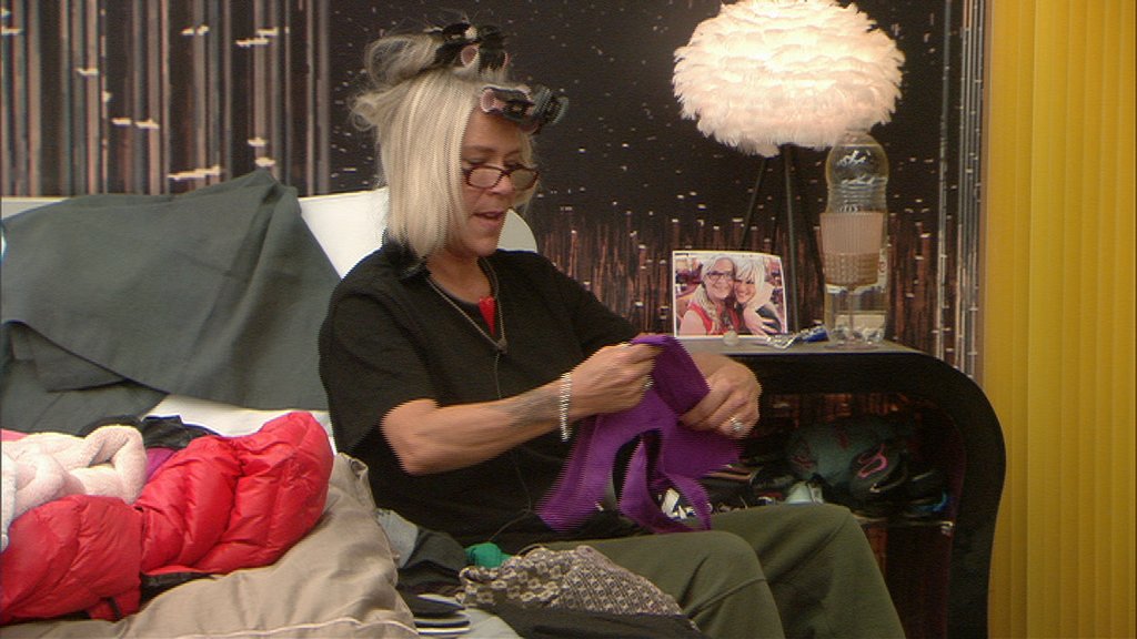 RT @bbuk: 12.11pm: It's gone midday and @SamFoxCom's still indoors. Come on, Samantha, don't you know it's snowing? #CBBLive https://t.co/K…