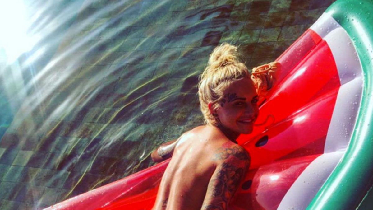 RT @mtvex: .@jem_lucy is giving us poolside inflatable goals in this sexy topless selfie: https://t.co/DRb4ToL5YV ???????????? https://t.co/wei7TQi0…