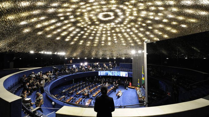 Resultado de imagem para Insultos e bate-boca marcam primeiro dia do julgamento do impeachment de Dilma. Sessão recomeça hoje às 9h