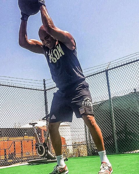 The GOAT ????@SpiderAndersonSilva  @rootsoffight #86 Sleeveless #88 Shorts. Good years! https://t.co/eagFVWSYfc