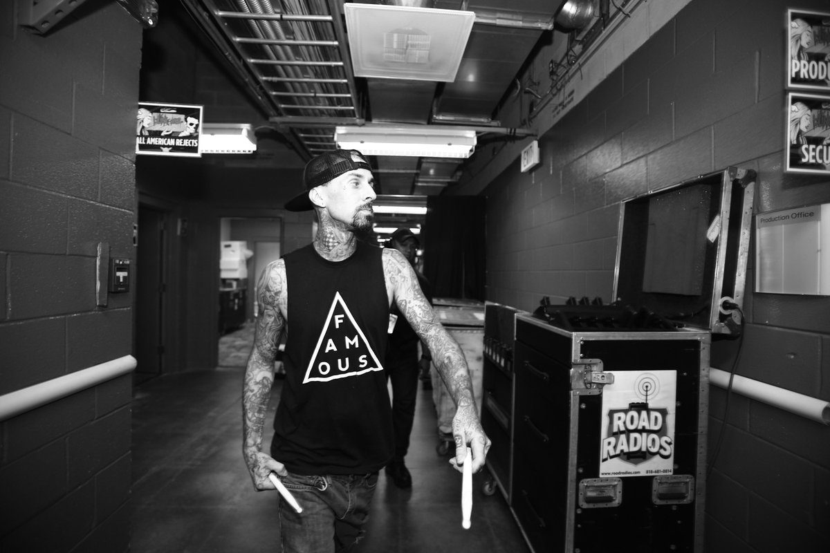 RT @blink182: #Chicago - Doors are now open here at @hollywoodampchi! Come down now, we have a few tickets left at the box office. https://…