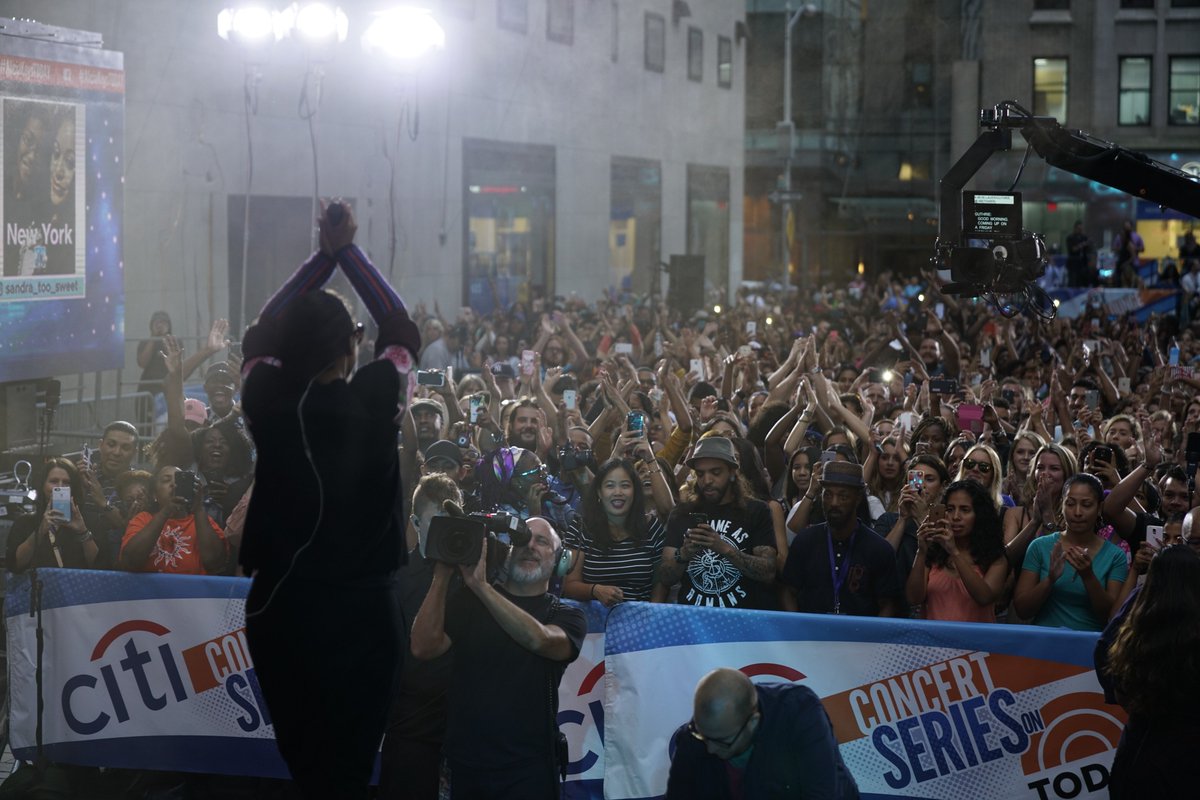 The crowd at Rockefeller Plaza was ELECTRIC!! ⚡️????  #AliciaKeysTODAY https://t.co/zqyiNzjXDf