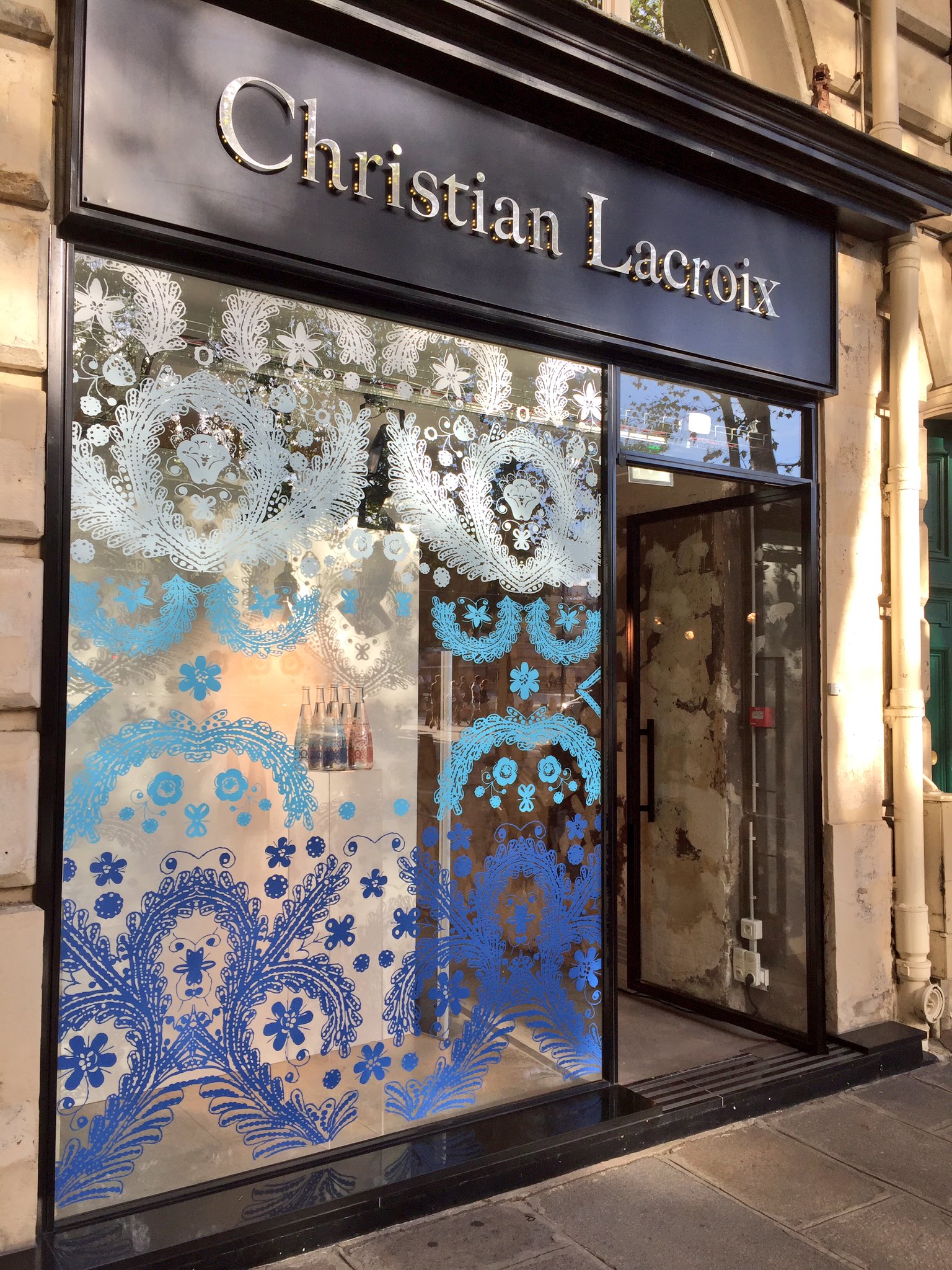 Lancement à notre boutique de notre dernière collaboration avec @evianFrance en édition limitée https://t.co/2pn8Ks9SGo