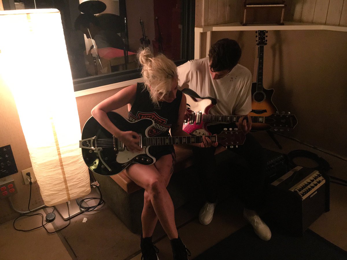 Happy Birthday @MarkRonson love making music with you and so happy I got to jam with you on your b-day! ???????????????? https://t.co/63ER0AUM1t