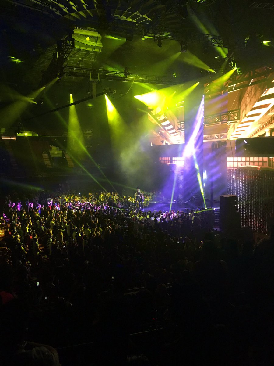 RT @charlieINTEL: Concert is complete! ???? @SnoopDogg and @wizkhalifa ???? https://t.co/6amizLdgHr