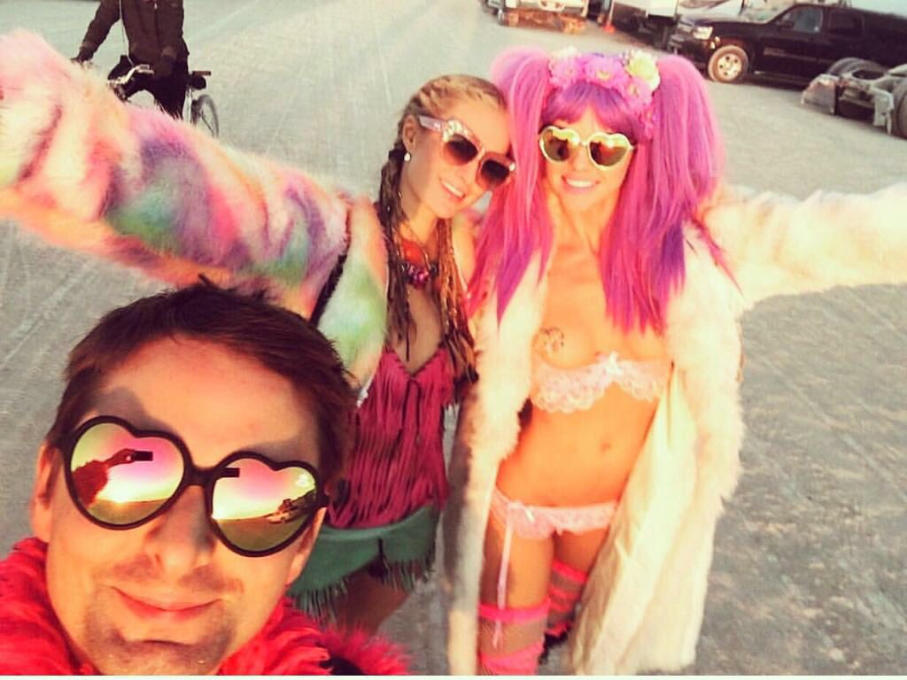 Incredible time on the Playa with this magical couple #ElleOElle & @MattBellamy. ???? #BurningMan ???? https://t.co/mBrj13czML