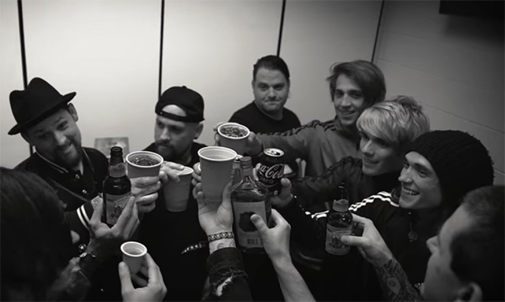 RT @rocksound: See Good Charlotte hang out with Sleeping With Sirens, Waterparks + more in their new video. https://t.co/VI81NQ9vED https:/…