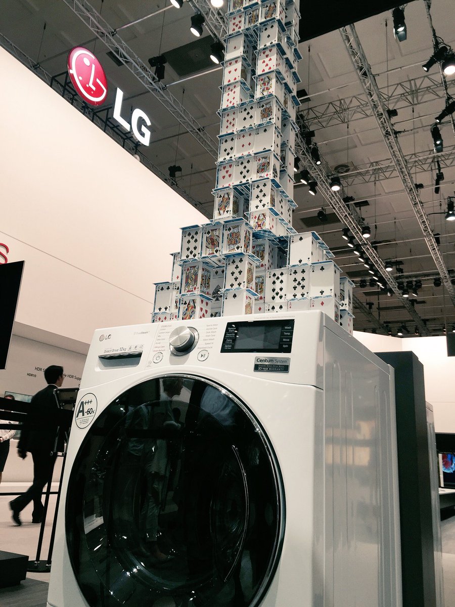 LG showing full confidence in the stability of their machine 😱 #LGIFA2016 #LGCentumSystem https://t.co/7WpXNl0Dlb