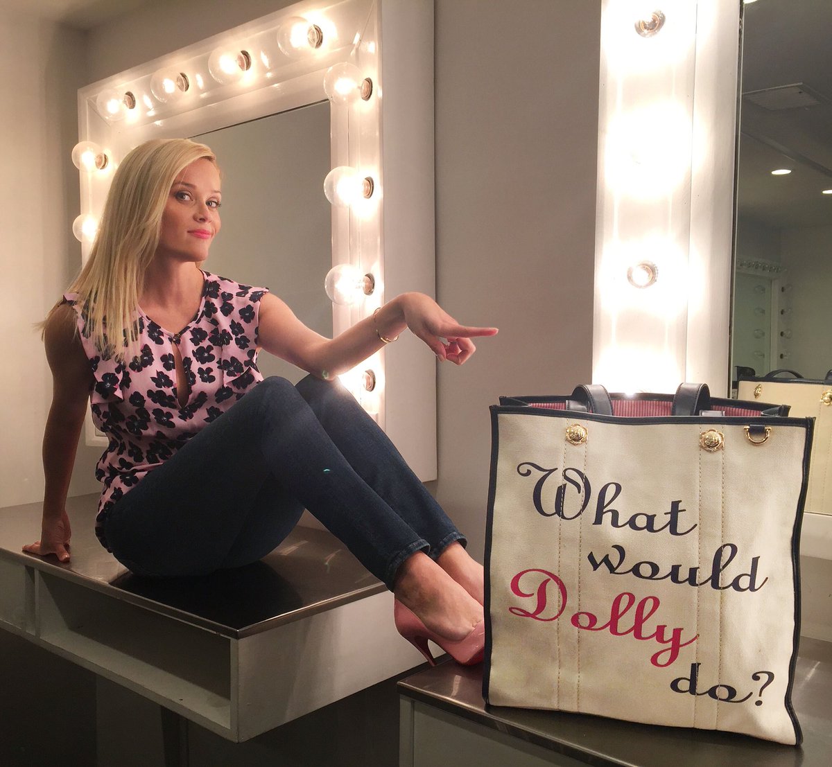 When in doubt, just ask ... #WhatWouldDollyDo ???? @DollyParton ???? @draperjames https://t.co/46EFh8xdW0