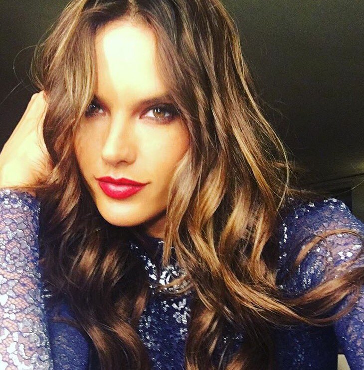 RT @AngelAlessandra: Angel glam with a touch of red ???? @victoriassecret #vsholiday16 https://t.co/glkHPu68BT