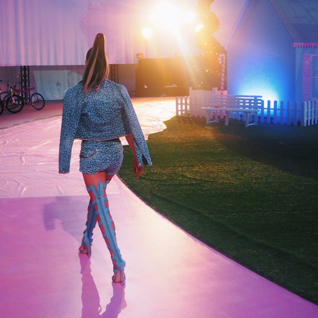 Walk with me into the #PhilippPlein SS17 runway show... https://t.co/1zGP0AD61r