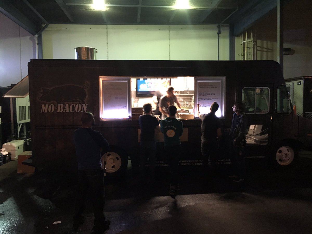 Late night bacon truck for the cast & crew of @CW_TheFlash, thanks to the good folks at @MoBaconTruck! https://t.co/jY066IOXxt