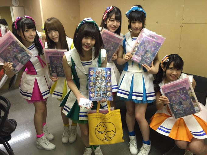 エースクぷちの楽屋にお邪魔して、A応Pの皆さんに公式グッズをプレゼントし、福緒さんにはイラコン商品をお渡ししてきました。 エースクぷちの楽屋にお邪魔して、A応Pの皆さんに公式グッズをプレゼントし、福緒さんにはイラコン商品をお渡ししてきました。