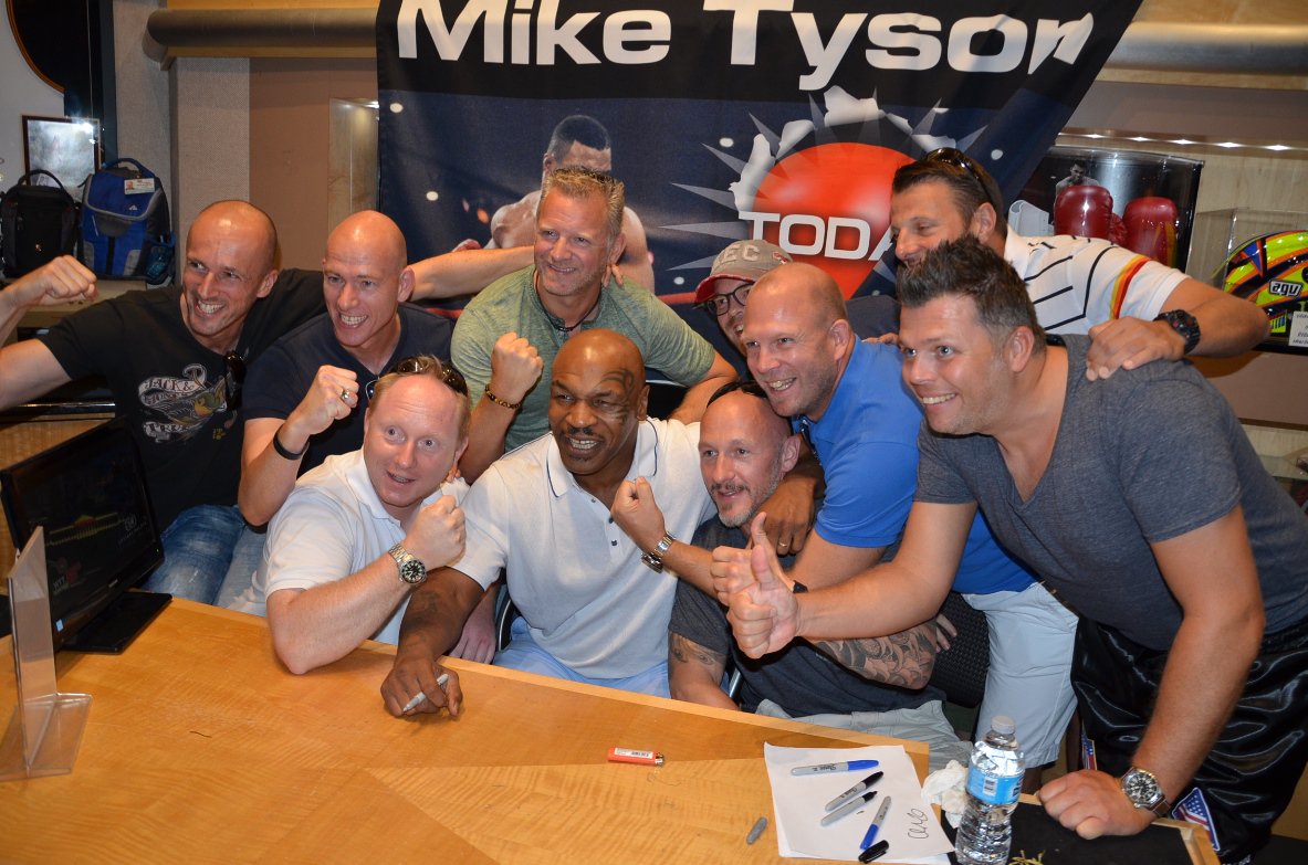 Meet Mike TODAY and get his autograph in #LasVegas @FODCaesars & @FODVenetian! Info: https://t.co/5Nk70OJ86s https://t.co/2UYfdDtk9h
