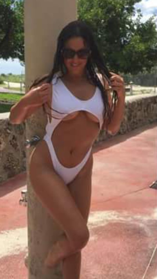 RT @mickaelgui62800: @ClaudiaRomani en #maillotdebain ???? #blanc ⚪ #hot ???? en  plienne #douche ???? https://t.co/TxW7rbcupz