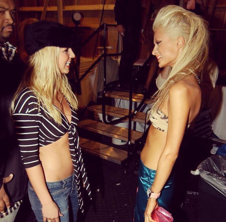 Backstage at #FashionWeek with @BritneySpears. ???????????? #BlondesRule #TBT https://t.co/7nixXqxWw8