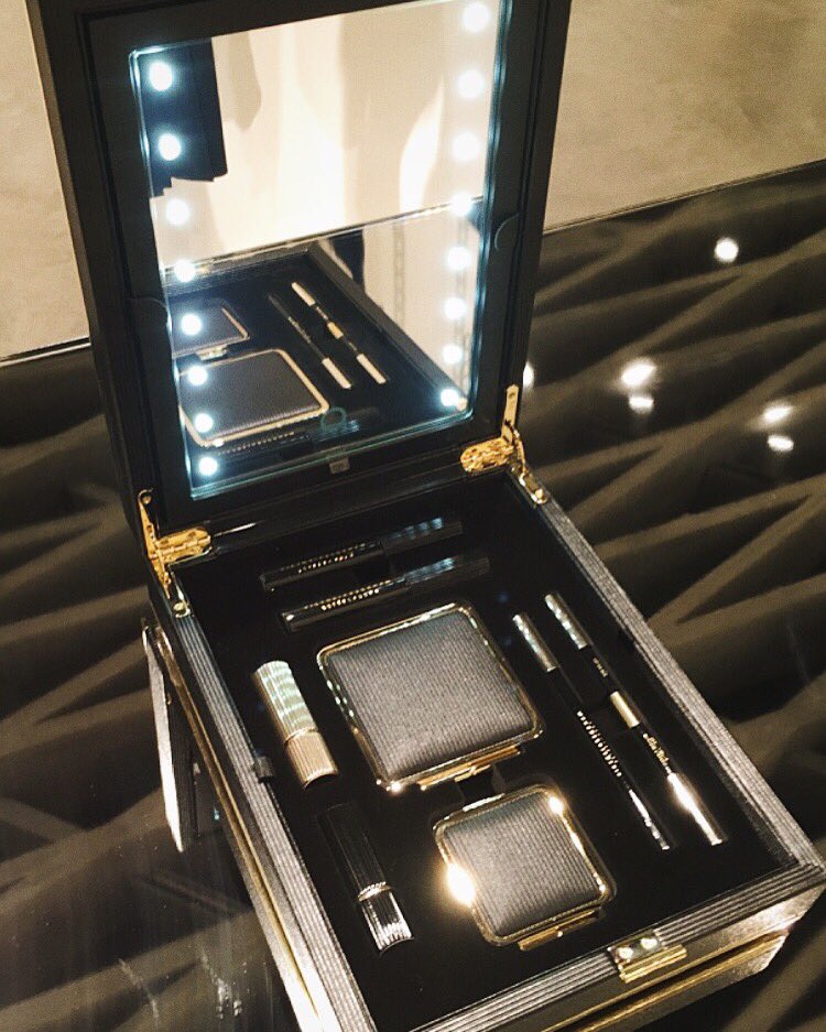 The Light Box! Available now at my website and #VBDoverSt London #VBxEsteeLauder X VB https://t.co/LSOlV6sx9j https://t.co/yico4B9yQb