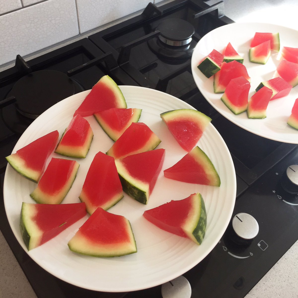 My drunken vodka jelly watermelon making turned out AWESOME ???????????????? https://t.co/c0QfWYIEJ8