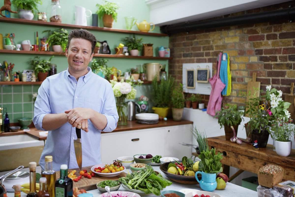 Jamie's Super Food starts TONIGHT at 8pm on @Channel4!!! Don't forget to tune in loverly people xx #FamilySuperFood https://t.co/HrSocHo7cZ