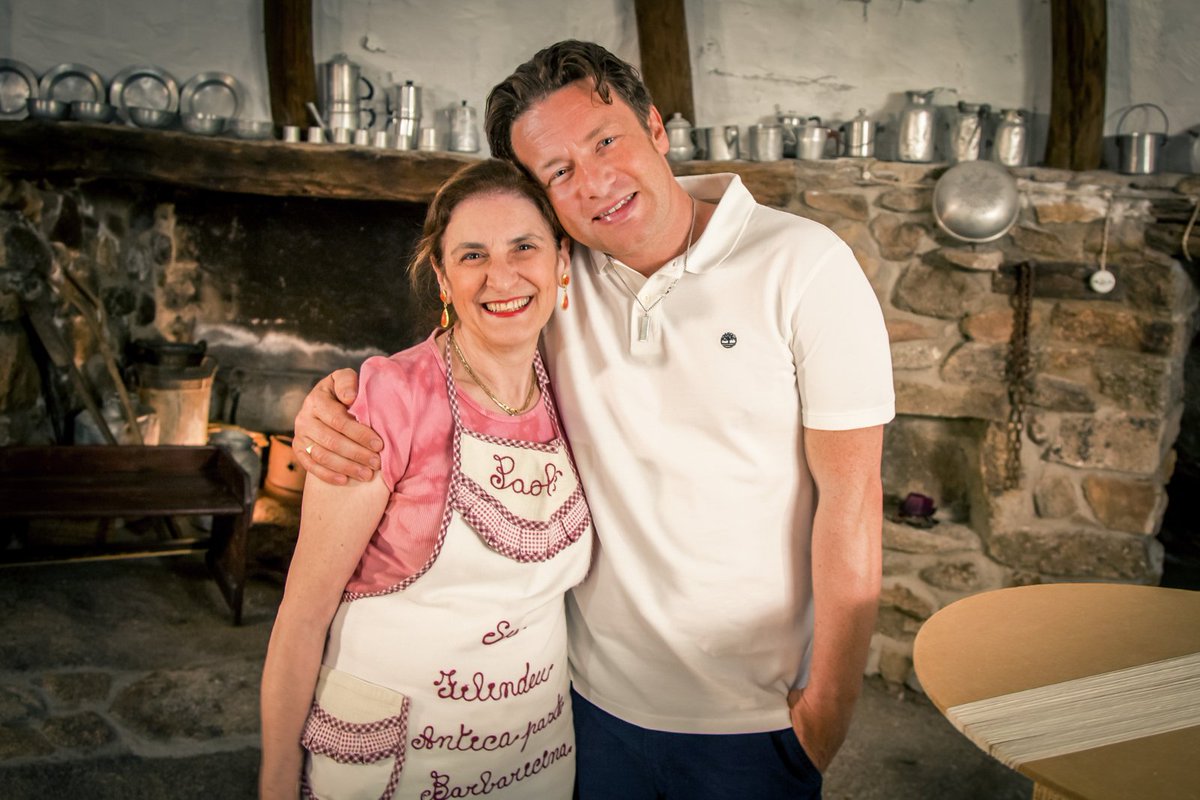 My next best mate Paola! She makes one of the rarest pastas in Italy. Only 1/10 people in world know how to!! xx https://t.co/Snuegf1H08
