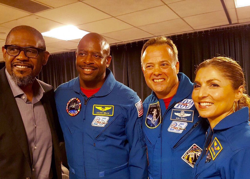 Met three amazing astronauts yesterday at @GlblCtzn. Reminded me that the universe is limitless. @Astro_Flow https://t.co/ORkW2pRqm6