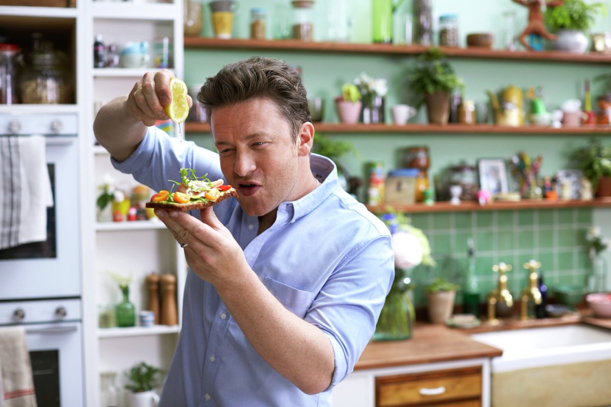 5 MINUTES TO GO!!! #JamiesSuperFood on @Channel4. Make sure you tune in! Enjoy guys xx https://t.co/RfzFkiDBjD