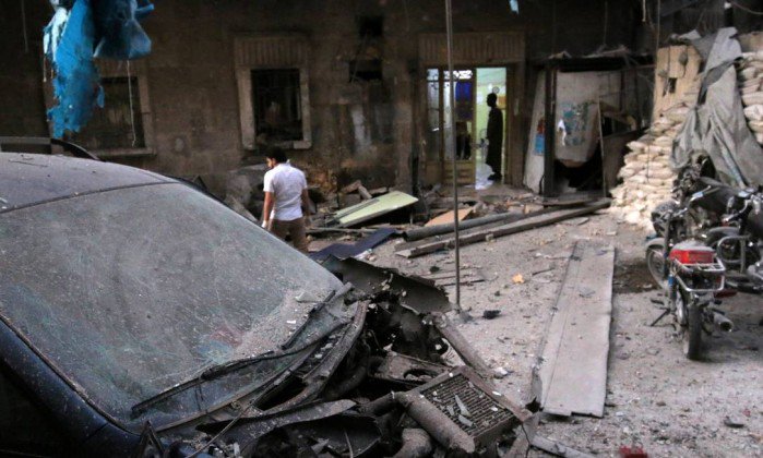 Barris explosivos atingem hospital em bairro rebelde de Aleppo, na Síria