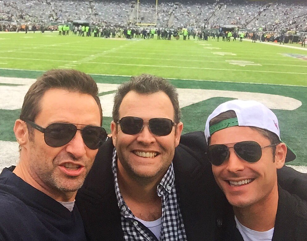 Thanks @nyjets for an awesome day! And for allowing 3 man-boys hang on your field. @ZacEfron @GusWorland https://t.co/9GBMQdyDKc