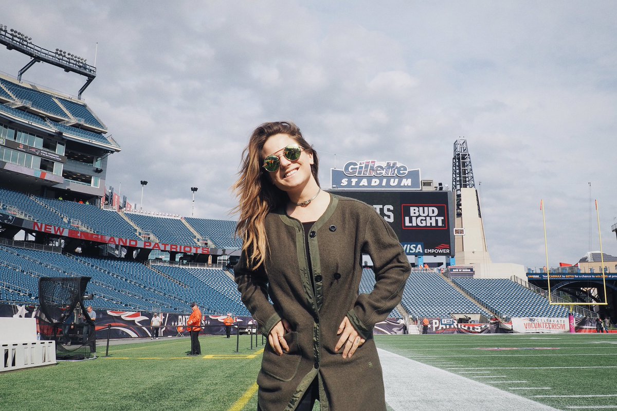 Feels unreal to be home and singing the anthem for Brady's first home game back at @GilletteStadium ???? Go Pats!!!!!!! https://t.co/pMqELSBql6