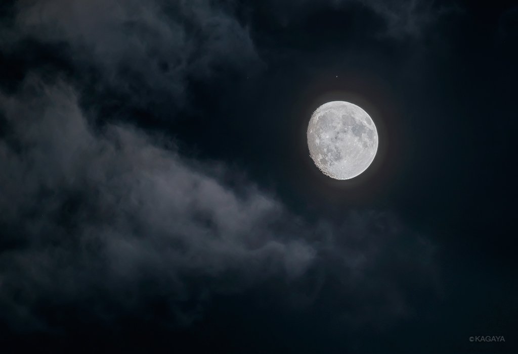 今夜は名月「十三夜」(後の月)です。「中秋の名月」に次ぐ美しさと言われています。 まんまるではなく、左側が少し欠けた形をしています。 (先ほど青森県にて撮影)
