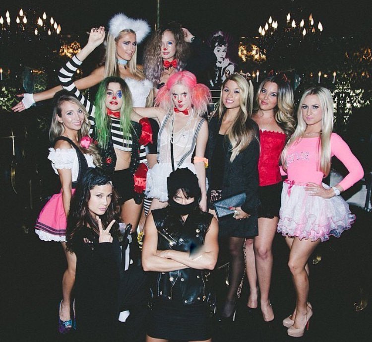 Pre-Gaming at #ClubParis with my #HalloweenSquad. ???????????????????????????????????? #GirlsRule ???????? #FBF https://t.co/uI8sQ9Q0mU