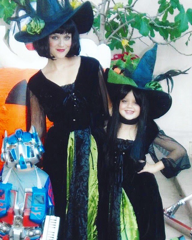 What happens when two witches & a Transformer go trick-or-greeting?!? ???????????? #Halloween #2007 #FBF #MomJokes ???? https://t.co/IYQ2RLqGT0