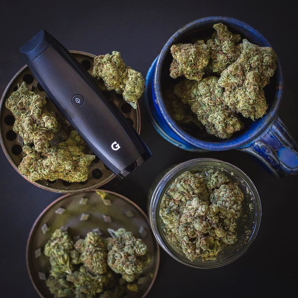 Mondaze #420smokebreak ????✨ what u smokn on ?? @GPen ELITE get it now 25% off wit code 