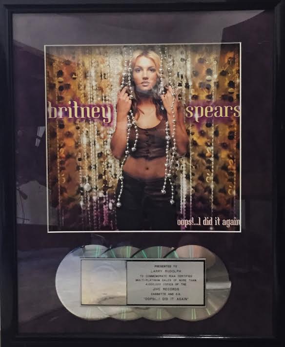 RT @TheBritneyArmy: You could OWN a piece of history. Less than a week left to donate! https://t.co/FstcKojCZA https://t.co/liyefjaPS3