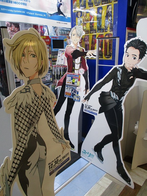 【#yurionice】『ユーリ!!! on ICE』「勇利とユーリ」が到着ばい~!あの対決の衣装を身に纏った2人・・・AVフロア入口にて、勇利とユーリ&ヴィクトルがお出迎え中ばい!!ご来店お待ちしております!!!