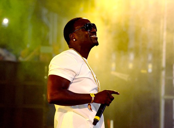 RT @BBCAfrica: Hip-hop star Akon flies into Liberia to install electricity at schools https://t.co/vDtzPmkDqV https://t.co/cSErASc5qa