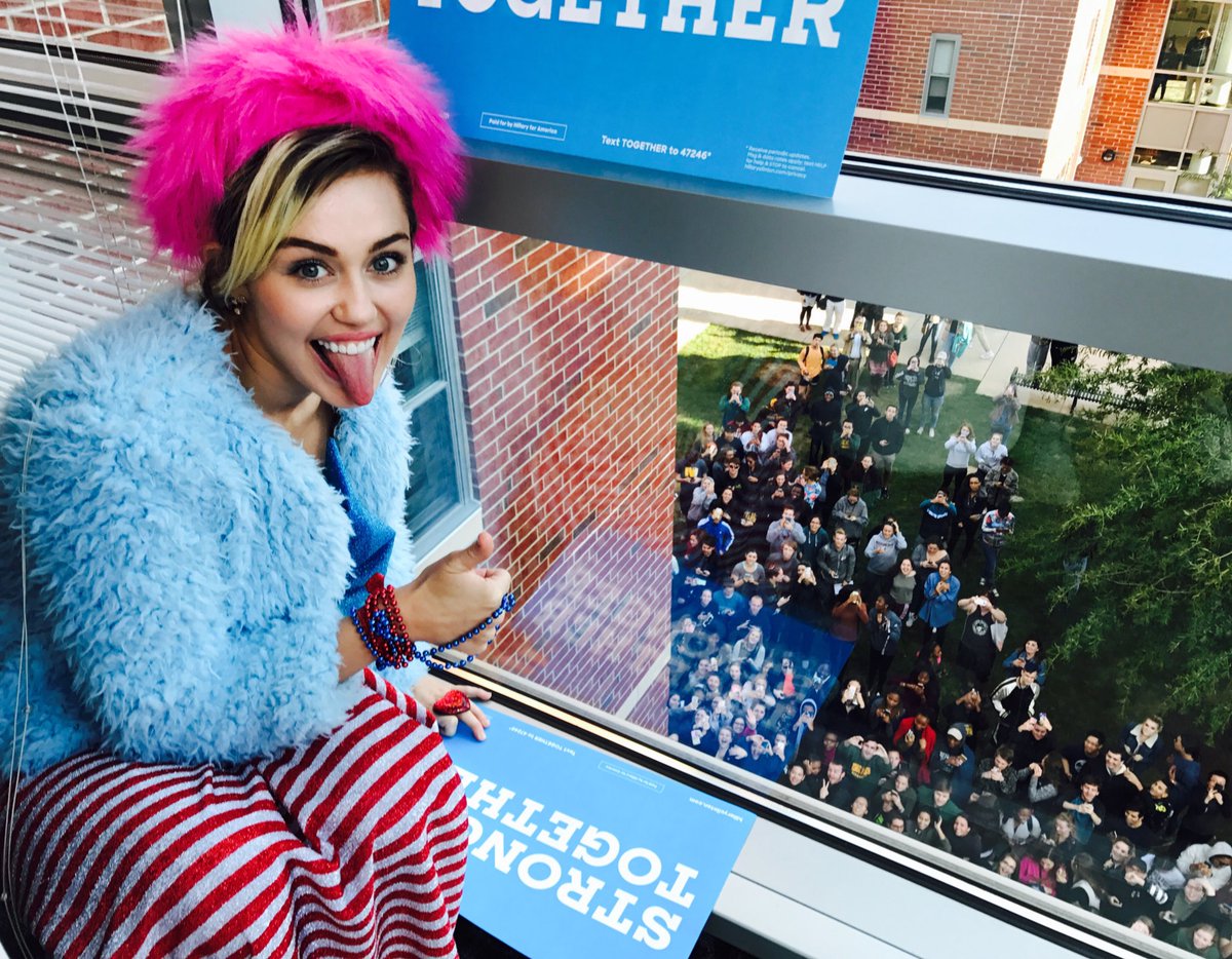 Campaigned for @HillaryClinton today in GMU in VA encouraging young people to volunteer and vote!!!! ???????????? https://t.co/oJtwkHtgNV