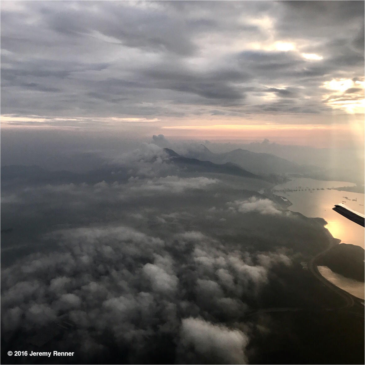 The sky is singing down upon Hong Kong !  #cathay #fromtheskies #homebound #niceview https://t.co/eekZHgW4Yv